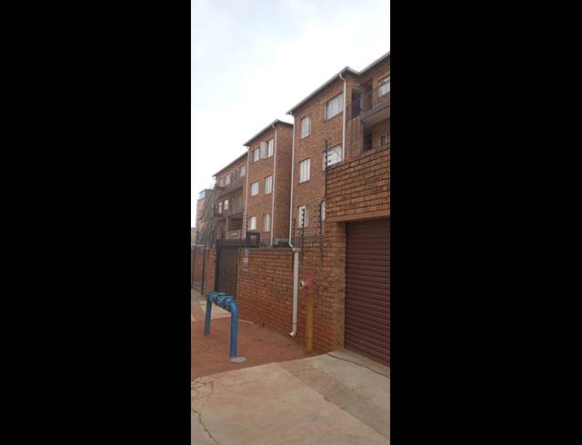 2 BEDROOM APARTMENT FOR SALE IN KEMPTON PARK CENTRAL
